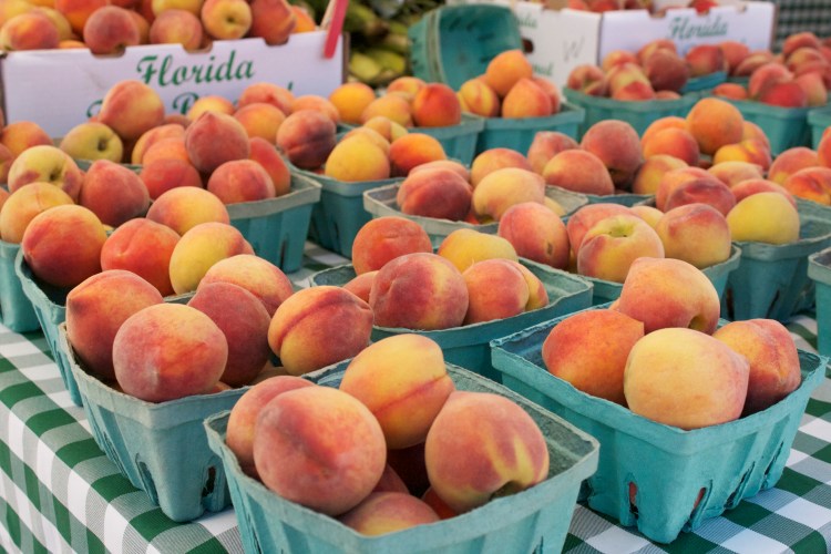 sarasota downtown farmer's market, produce, vegetables, farmers market, spring, tips for making the most of the farmers market, peaches