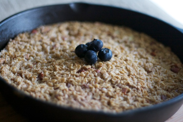 peach blueberry baked oatmeal, oats, baking, brunch, breakfast, peaches, skillet oatmeal, baked oatmeal recipe