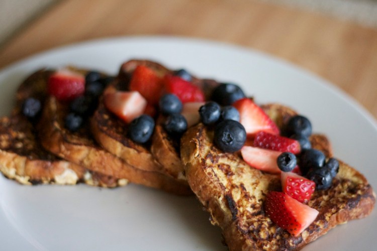 french toast with fresh berries, breakfast, brunch, french toast recipe, cooking, recipes, cinnamon raisin french toast