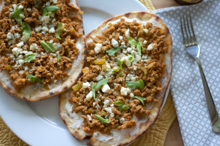 buffalo turkey flatbread, buffalo recipes, turkey recipes, flatbread, pizza recipes, grilled turkey flatbread, recipes, dinner, hot sauce 