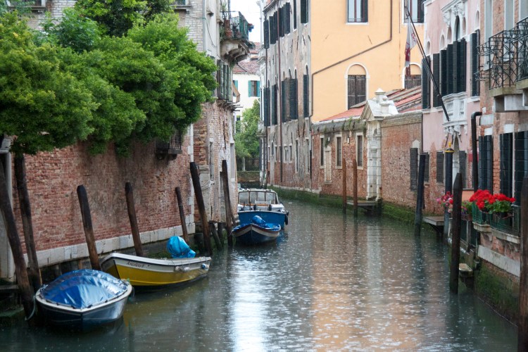 venice, italy, honeymoon in italy, wedding, canal, gondola, summer in venice,