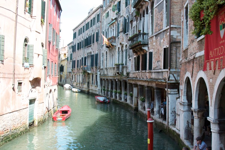 venice, italy, honeymoon in italy, wedding, canal, gondola, summer in venice, 